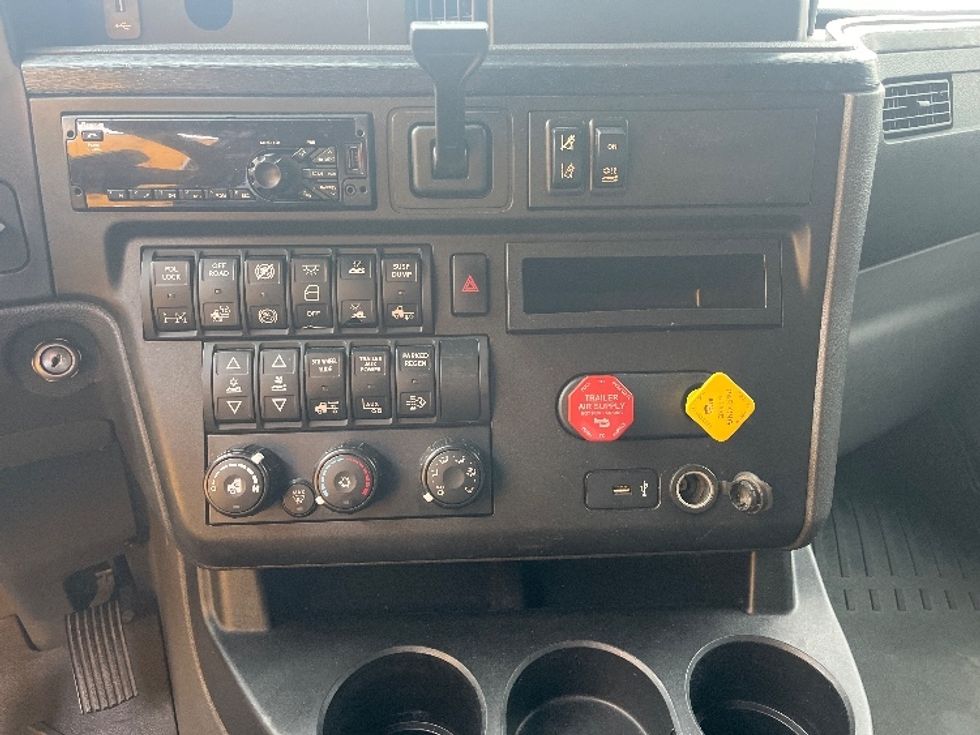 Sleeper Tractor-Heavy Duty Tractors-International-2020-LT625-Capitol Heights-MD-492,647\n\t\tmiles-$ 44,500 - Image 13