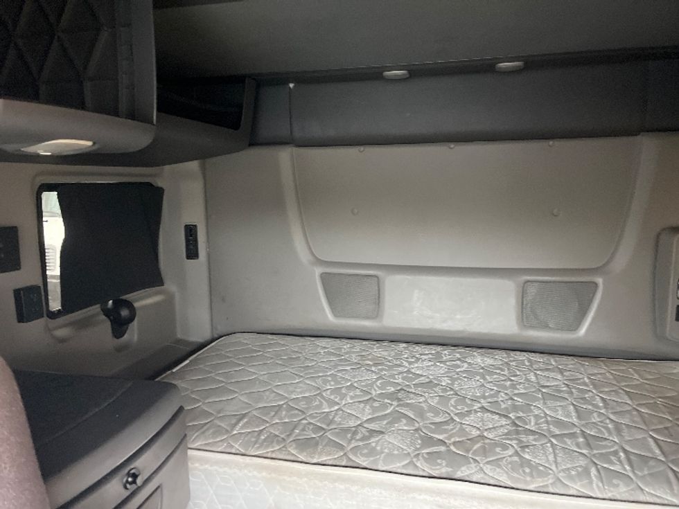 Sleeper Tractor-Heavy Duty Tractors-International-2020-LT625-Capitol Heights-MD-492,647\n\t\tmiles-$ 44,500 - Image 14