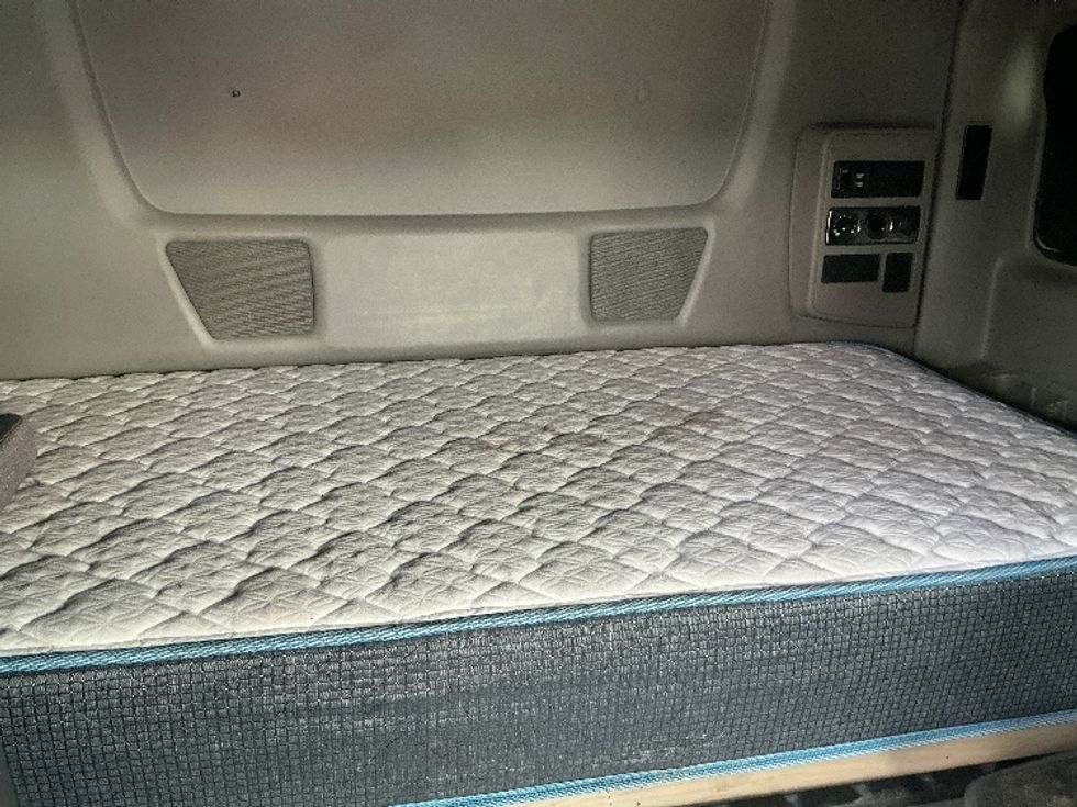 Sleeper Tractor-Heavy Duty Tractors-International-2020-LT625-Chicopee-MA-398,765\n\t\tmiles-$ 45,500 - Image 17