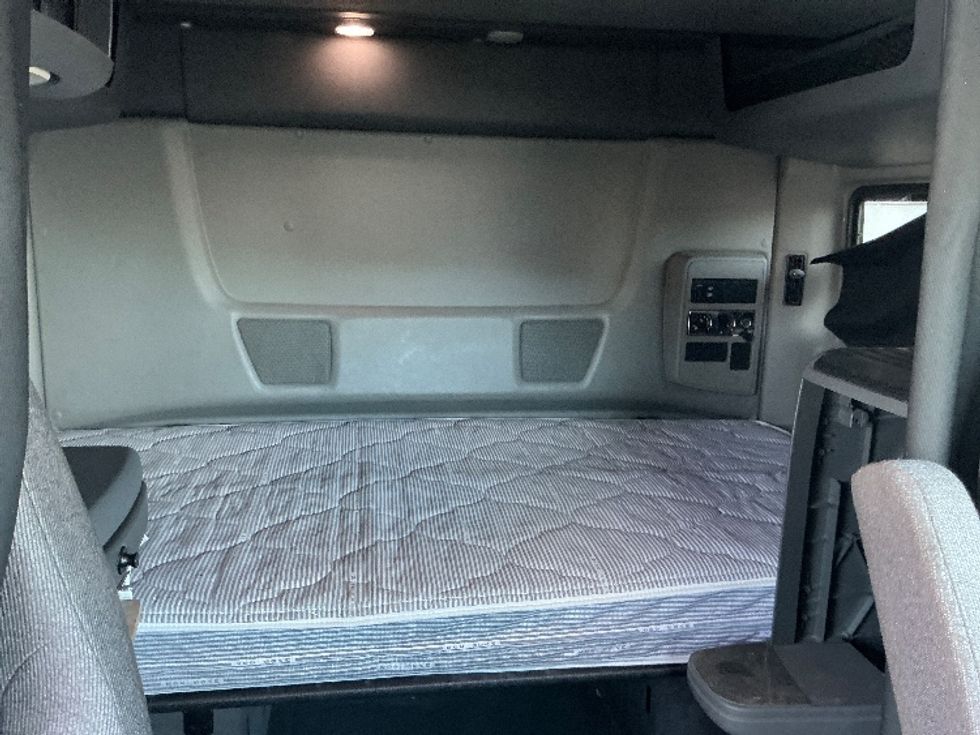 Sleeper Tractor-Heavy Duty Tractors-International-2020-LT625-Chicopee-MA-472,343\n\t\tmiles-$ 41,500 - Image 17