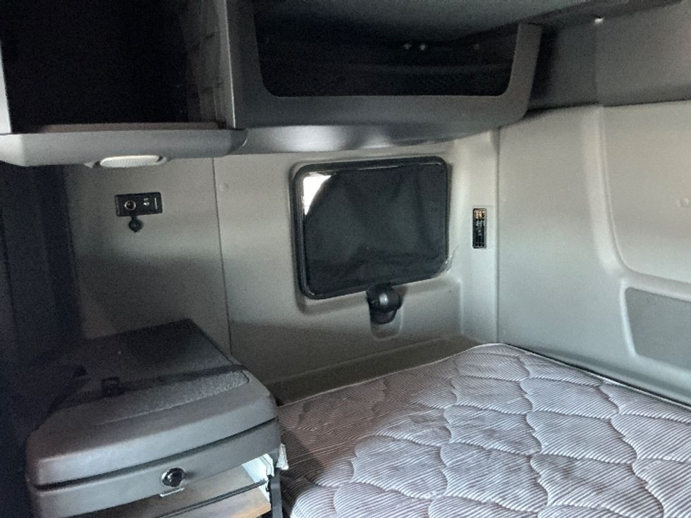 Sleeper Tractor-Heavy Duty Tractors-International-2020-LT625-Chicopee-MA-472,343\n\t\tmiles-$ 41,500 - Image 19