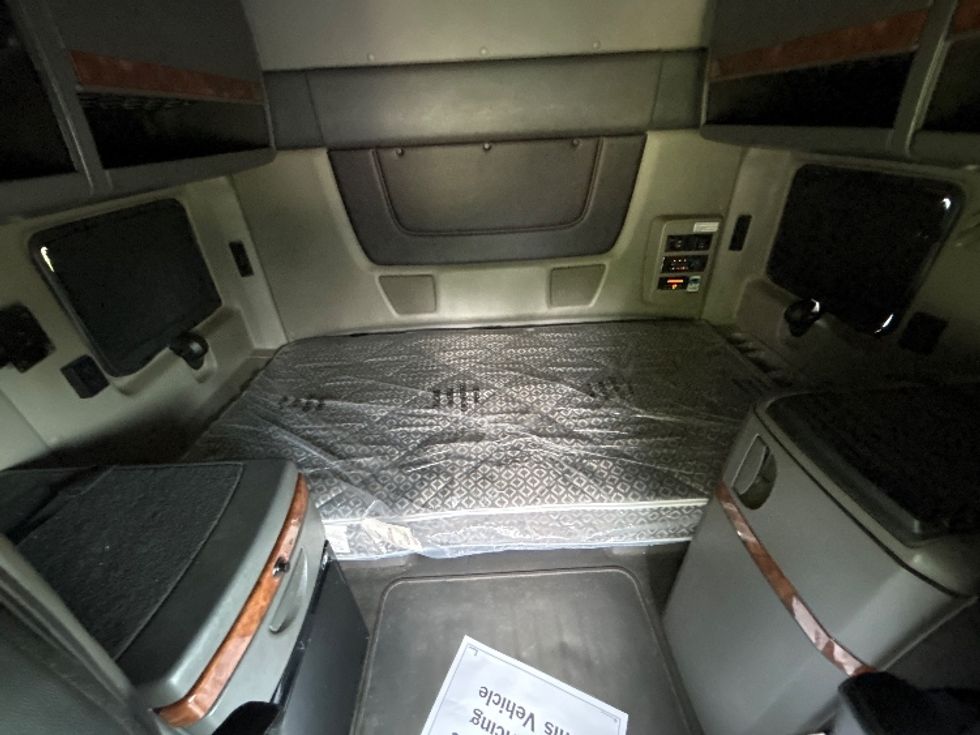 Sleeper Tractor-Heavy Duty Tractors-International-2020-LT625-De Pere-WI-638,054\n\t\tmiles-$ 41,750 - Image 16