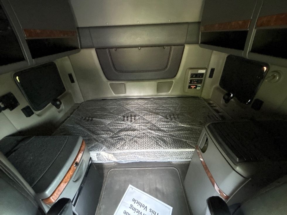 Sleeper Tractor-Heavy Duty Tractors-International-2020-LT625-De Pere-WI-638,054\n\t\tmiles-$ 41,750 - Image 17