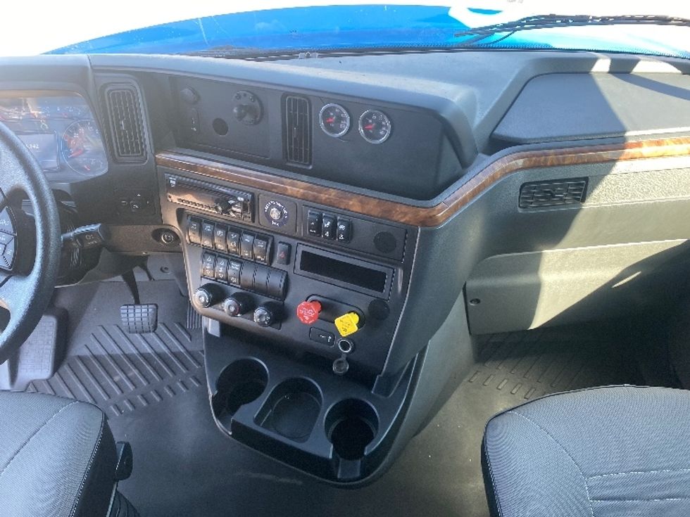 Sleeper Tractor-Heavy Duty Tractors-International-2020-LT625-El Paso-TX-696,145\n\t\tmiles-$ 32,000 - Image 12