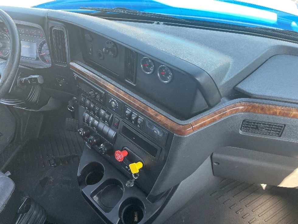 Sleeper Tractor-Heavy Duty Tractors-International-2020-LT625-El Paso-TX-699,218\n\t\tmiles-$ 31,750 - Image 15