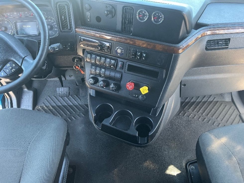 Sleeper Tractor-Heavy Duty Tractors-International-2020-LT625-El Paso-TX-721,935\n\t\tmiles-$ 30,250 - Image 12