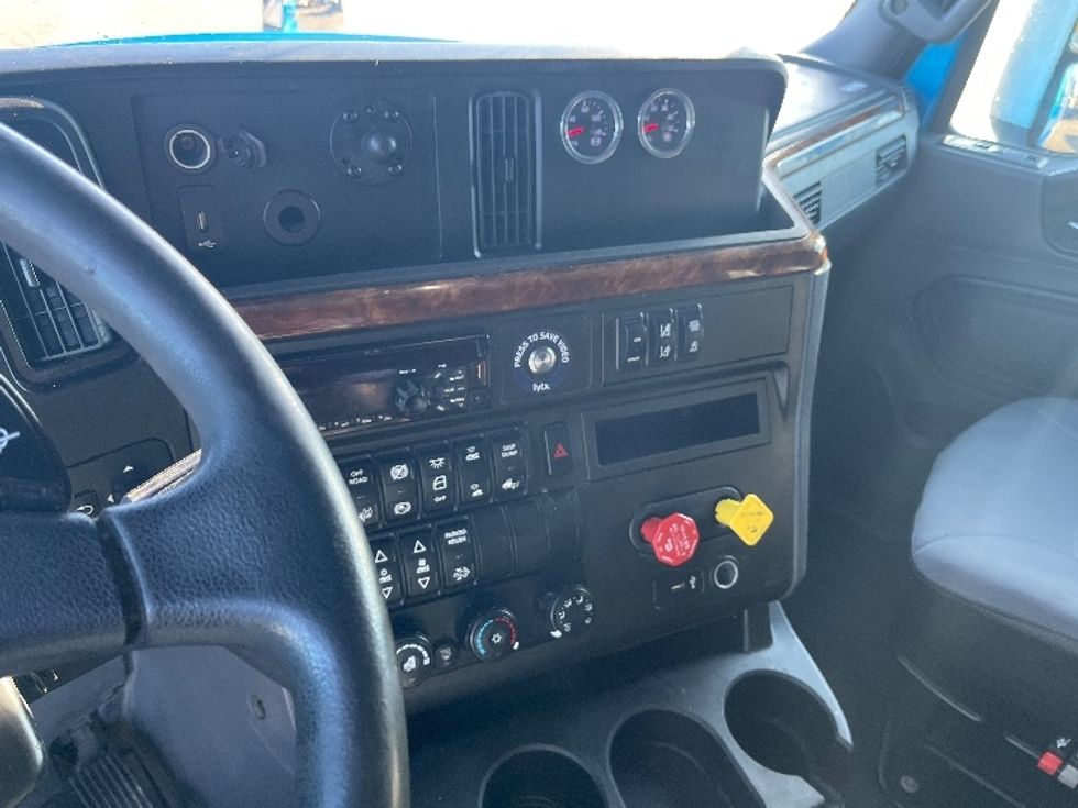 2020 International LT625 LT photo 9