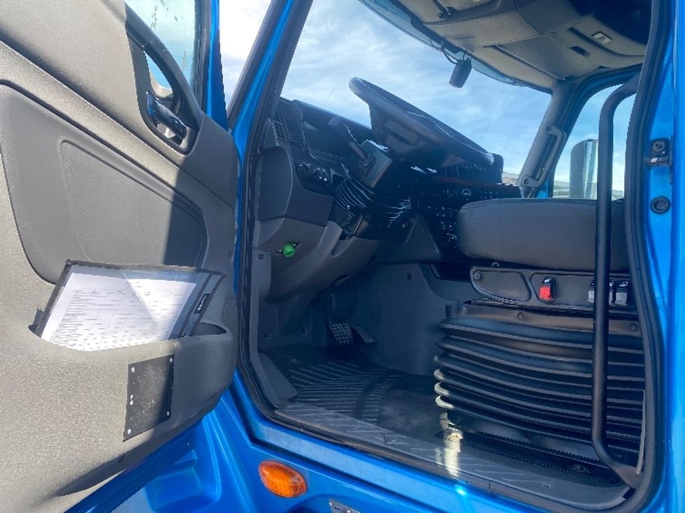 2020 International LT625 LT photo 9