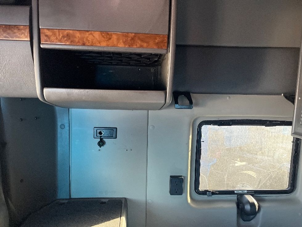 Sleeper Tractor-Heavy Duty Tractors-International-2020-LT625-El Paso-TX-744,340\n\t\tmiles-$ 28,750 - Image 19