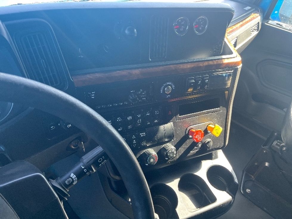 2020 International LT625 LT photo 9