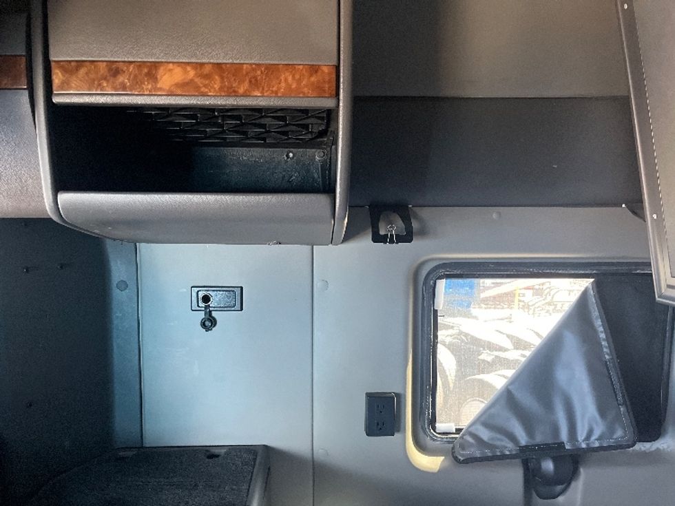 Sleeper Tractor-Heavy Duty Tractors-International-2020-LT625-El Paso-TX-758,313\n\t\tmiles-$ 28,000 - Image 19