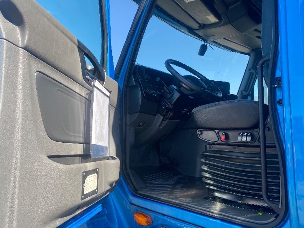 2020 International LT625 LT photo 8