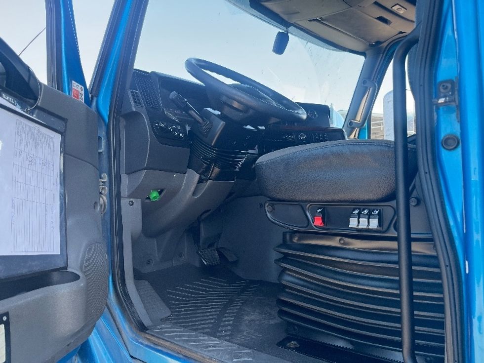 2020 International LT625 LT photo 9