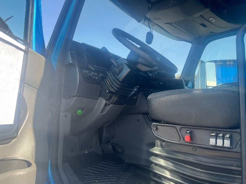 2020 International LT625 LT photo 9