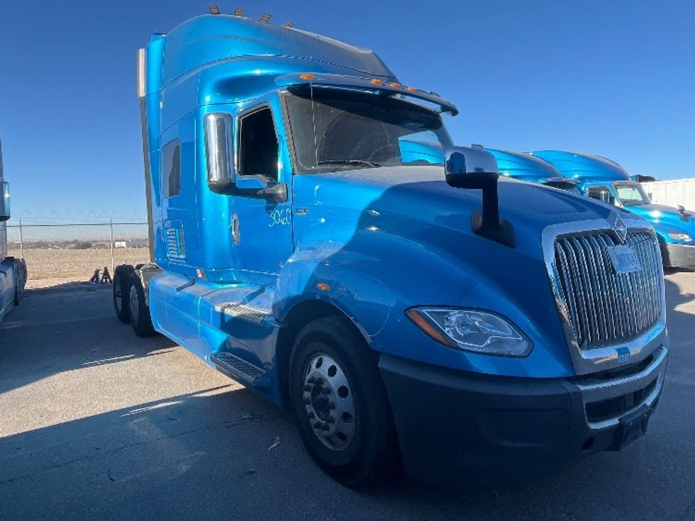 Sleeper Tractor-Heavy Duty Tractors-International-2020-LT625-El Paso-TX-776,590\n\t\tmiles-$ 28,000 - Image 1