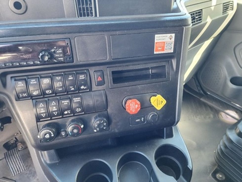 Sleeper Tractor-Heavy Duty Tractors-International-2020-LT625-Greensboro-NC-394,589\n\t\tmiles-$ 56,000 - Image 12