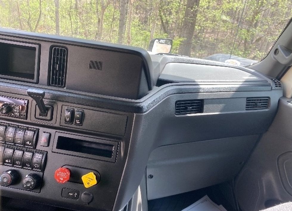 Sleeper Tractor-Heavy Duty Tractors-International-2020-LT625-Greensboro-NC-498,065\n\t\tmiles-$ 44,000 - Image 12