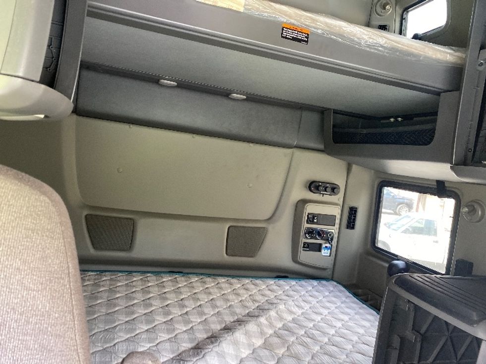 Sleeper Tractor-Heavy Duty Tractors-International-2020-LT625-Greensboro-NC-498,065\n\t\tmiles-$ 44,000 - Image 16