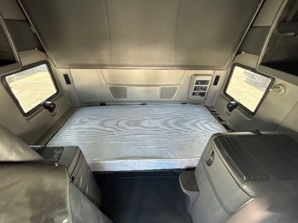 Sleeper Tractor-Heavy Duty Tractors-International-2020-LT625-Greensboro-NC-552,177\n\t\tmiles-$ 42,500 - Image 16