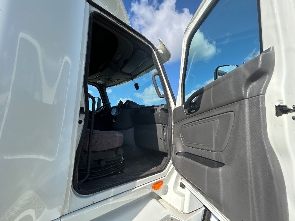2020 International LT625 LT photo 13