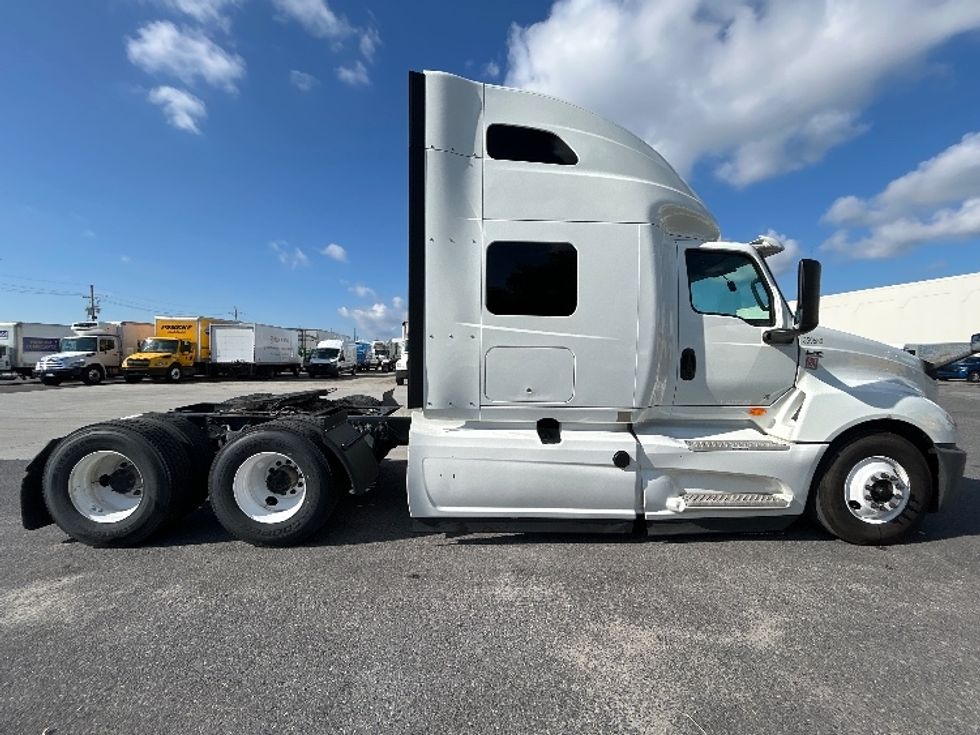2020 International LT625 LT photo 8