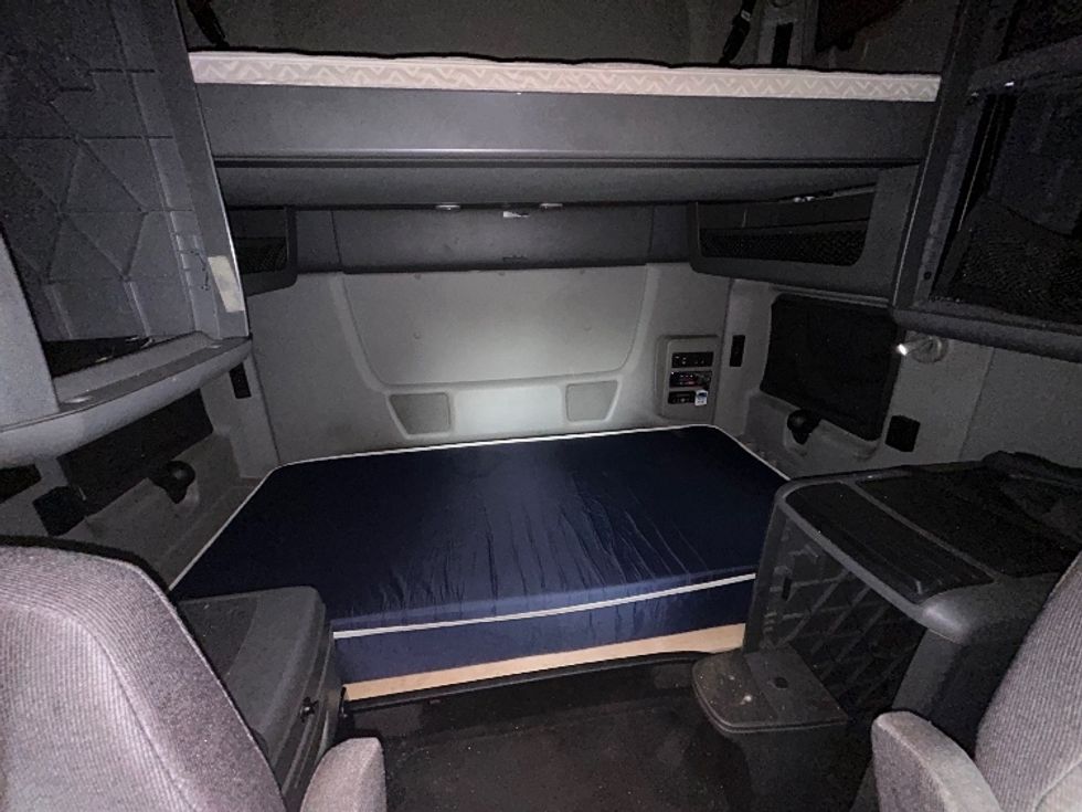 Sleeper Tractor-Heavy Duty Tractors-International-2020-LT625-Harrisburg-PA-496,012\n\t\tmiles-$ 52,000 - Image 16