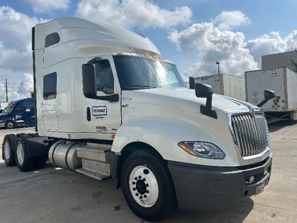 Sleeper Tractor-Heavy Duty Tractors-International-2020-LT625-Houston-TX-383,595\n\t\tmiles-$ 34,250 - Image 1
