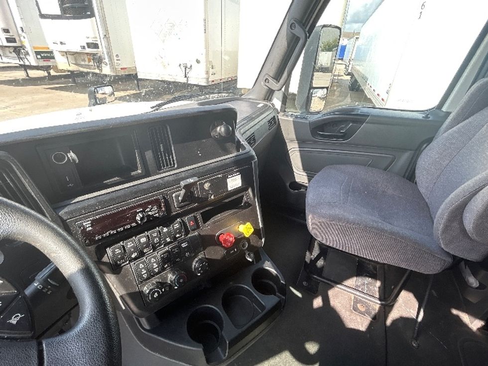 Sleeper Tractor-Heavy Duty Tractors-International-2020-LT625-Houston-TX-384,089\n\t\tmiles-$ 32,500 - Image 12