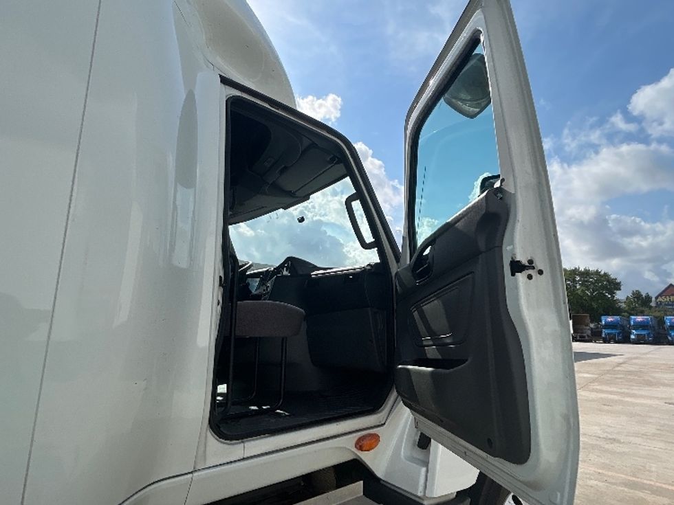 Sleeper Tractor-Heavy Duty Tractors-International-2020-LT625-Houston-TX-384,089\n\t\tmiles-$ 32,500 - Image 13