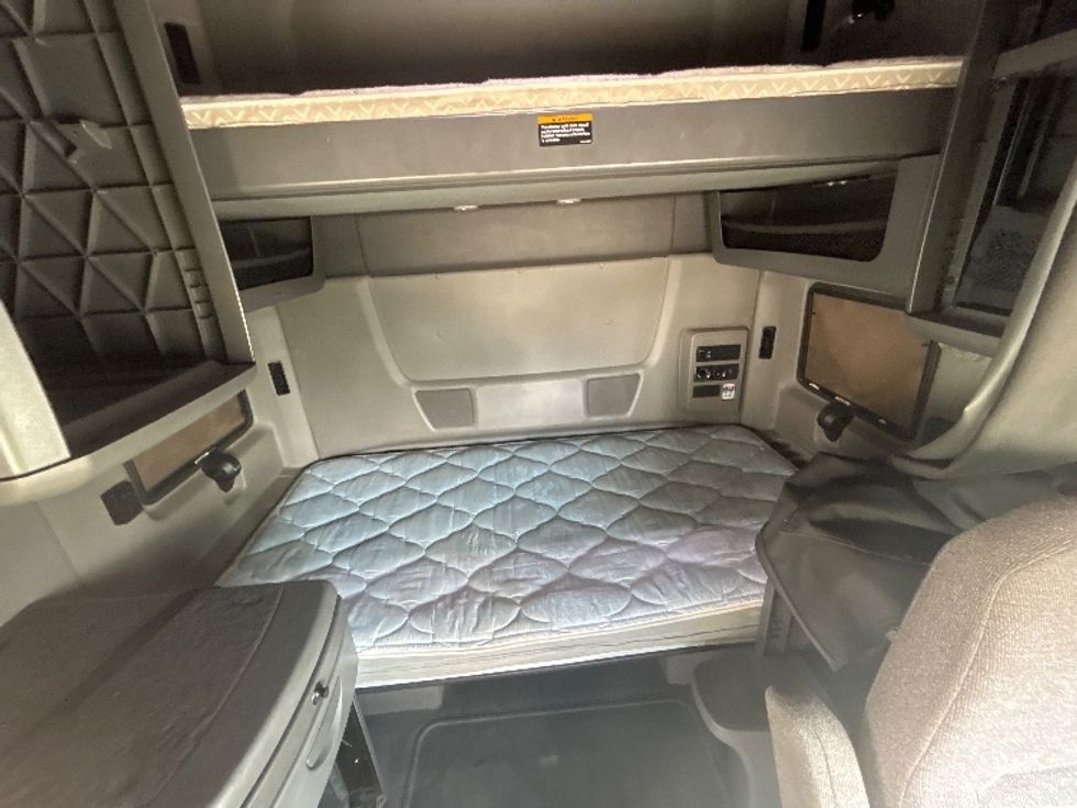 Sleeper Tractor-Heavy Duty Tractors-International-2020-LT625-Houston-TX-384,089\n\t\tmiles-$ 32,500 - Image 16