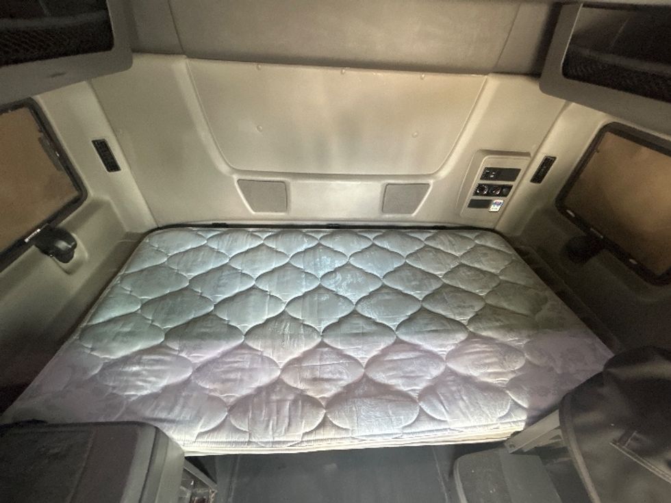 Sleeper Tractor-Heavy Duty Tractors-International-2020-LT625-Houston-TX-384,089\n\t\tmiles-$ 32,500 - Image 17