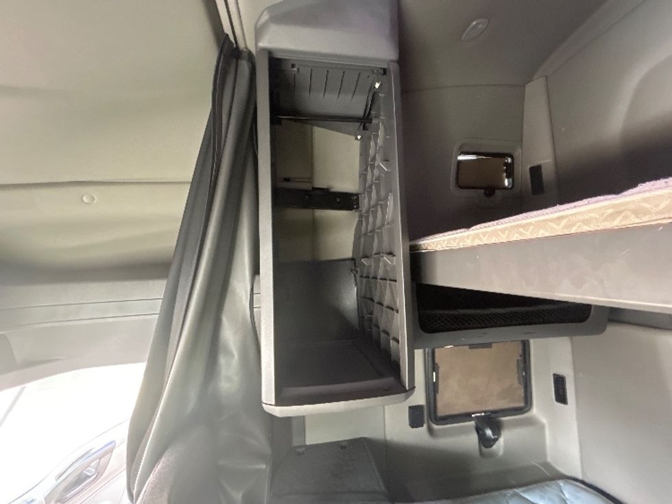 Sleeper Tractor-Heavy Duty Tractors-International-2020-LT625-Houston-TX-384,089\n\t\tmiles-$ 32,500 - Image 19