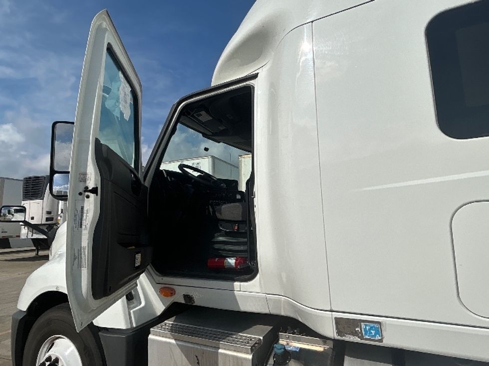 Sleeper Tractor-Heavy Duty Tractors-International-2020-LT625-Houston-TX-384,089\n\t\tmiles-$ 32,500 - Image 9