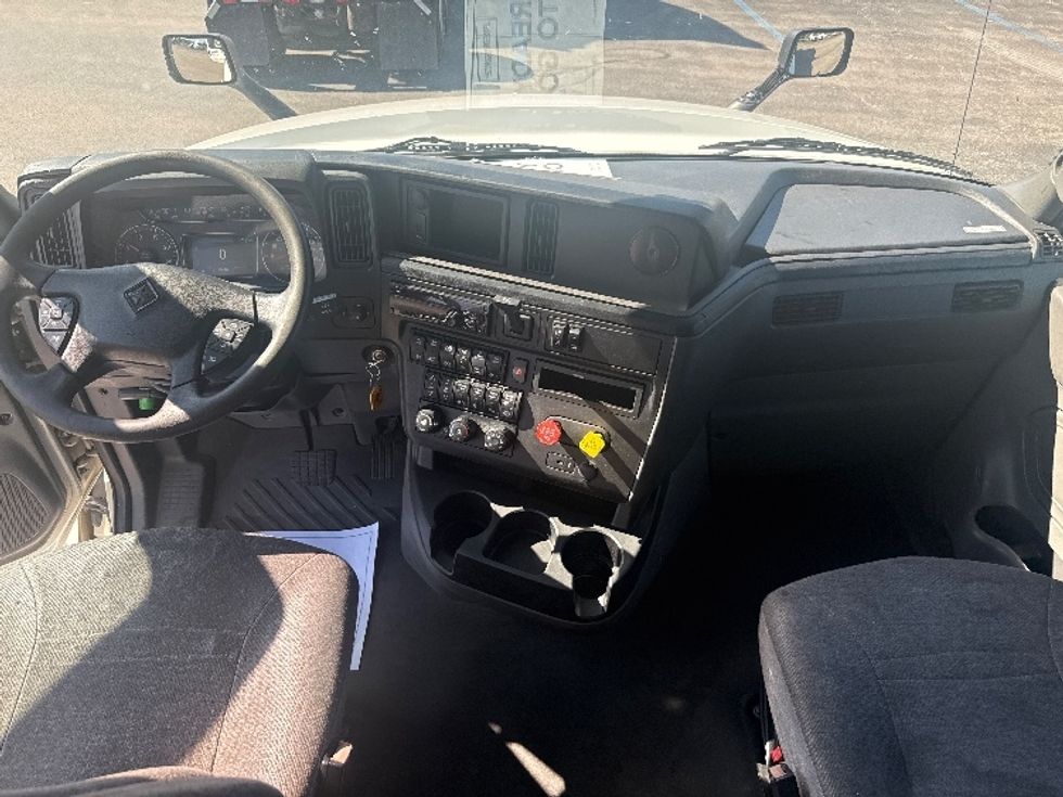 Sleeper Tractor-Heavy Duty Tractors-International-2020-LT625-La Porte-IN-390,805\n\t\tmiles-$ 55,000 - Image 12