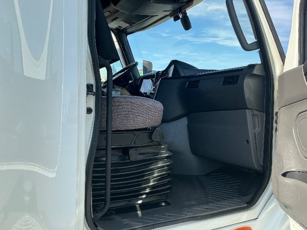 Sleeper Tractor-Heavy Duty Tractors-International-2020-LT625-La Porte-IN-550,816\n\t\tmiles-$ 37,500 - Image 12