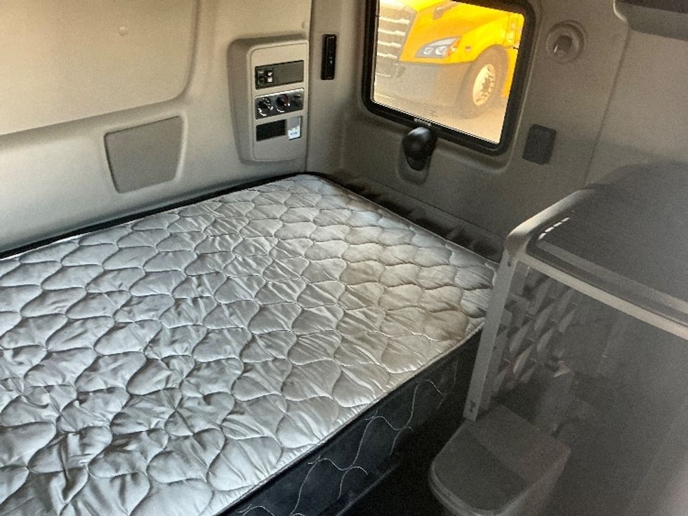 Sleeper Tractor-Heavy Duty Tractors-International-2020-LT625-La Porte-IN-550,816\n\t\tmiles-$ 37,500 - Image 16