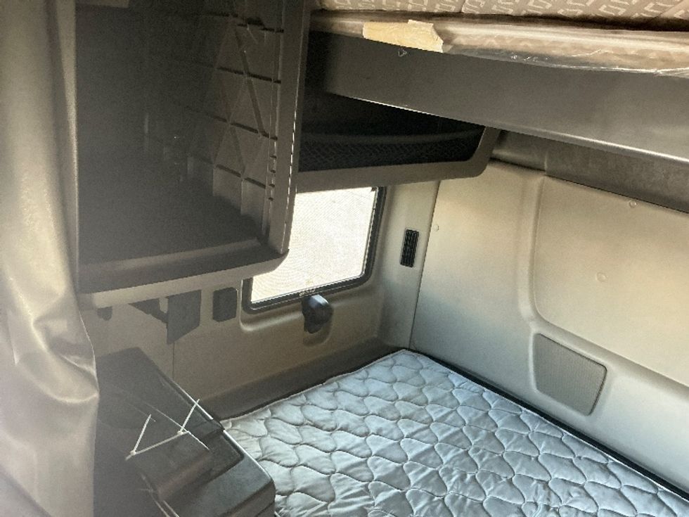 Sleeper Tractor-Heavy Duty Tractors-International-2020-LT625-La Porte-IN-550,816\n\t\tmiles-$ 37,500 - Image 17