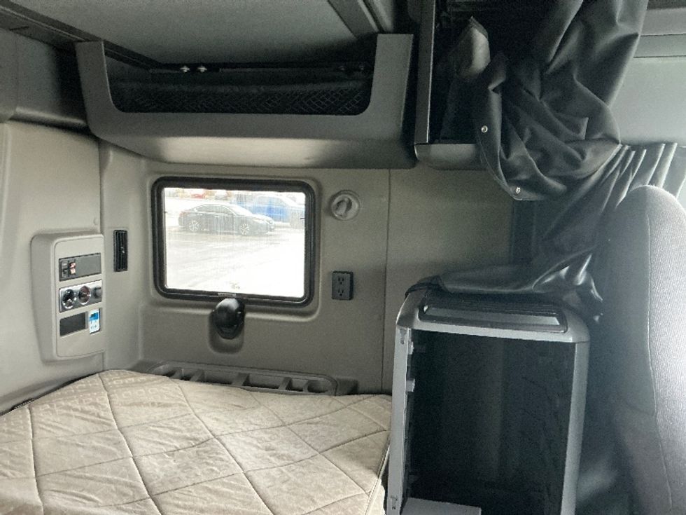 Sleeper Tractor-Heavy Duty Tractors-International-2020-LT625-La Porte-IN-642,519\n\t\tmiles-$ 31,750 - Image 18