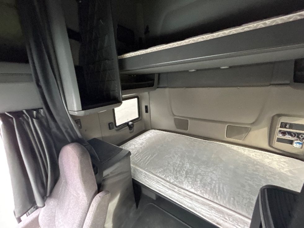 Sleeper Tractor-Heavy Duty Tractors-International-2020-LT625-Las Vegas-NV-653,000\n\t\tmiles-$ 32,000 - Image 19