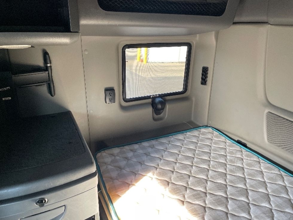 Sleeper Tractor-Heavy Duty Tractors-International-2020-LT625-Louisville-KY-556,443\n\t\tmiles-$ 45,250 - Image 19