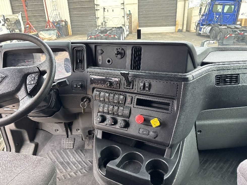 Sleeper Tractor-Heavy Duty Tractors-International-2020-LT625-Mebane-NC-420,314\n\t\tmiles-$ 45,750 - Image 12