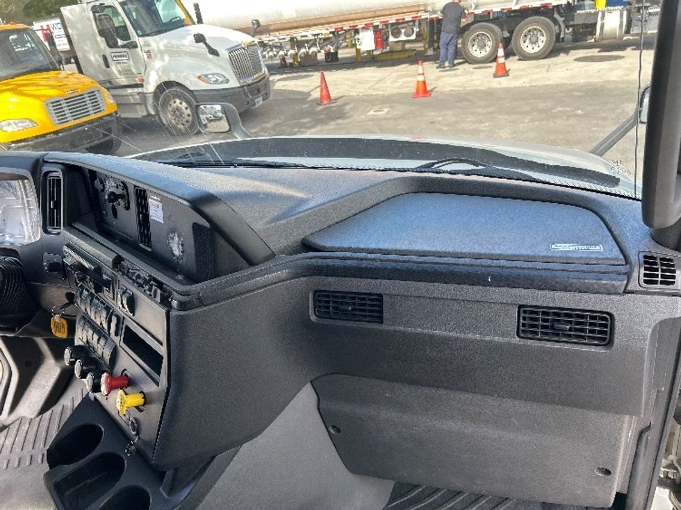 Sleeper Tractor-Heavy Duty Tractors-International-2020-LT625-Medley-FL-569,813\n\t\tmiles-$ 39,250 - Image 14