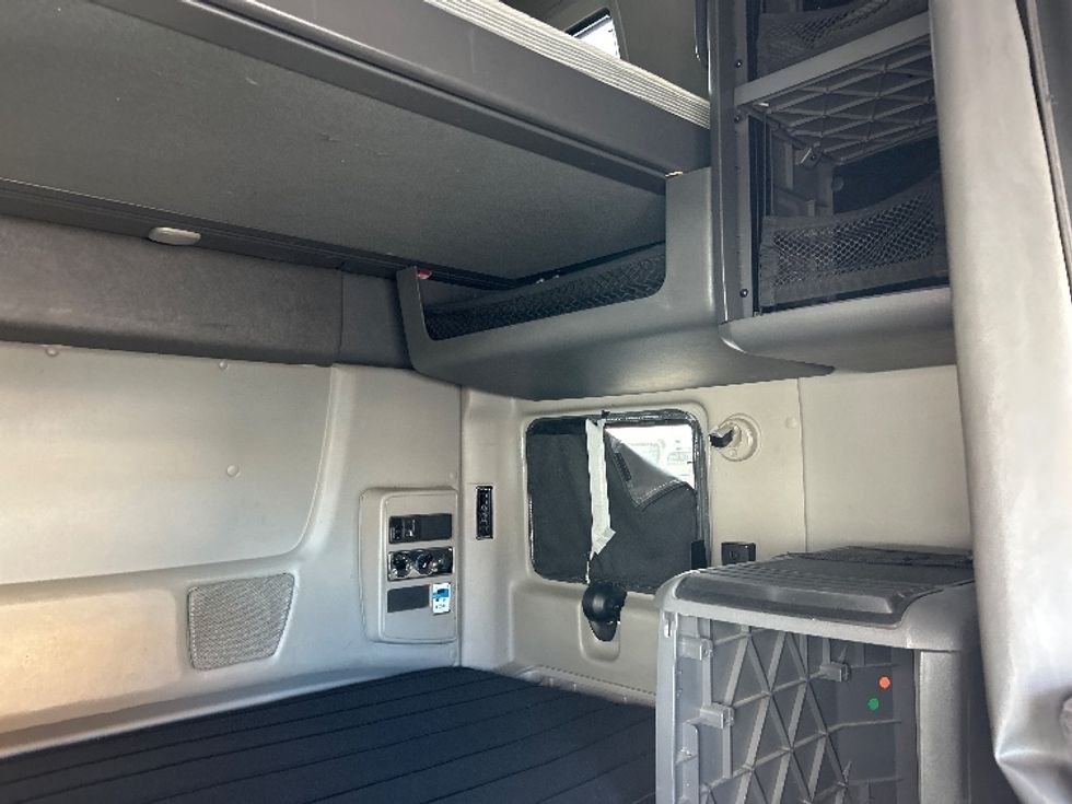 Sleeper Tractor-Heavy Duty Tractors-International-2020-LT625-Medley-FL-569,813\n\t\tmiles-$ 39,250 - Image 17