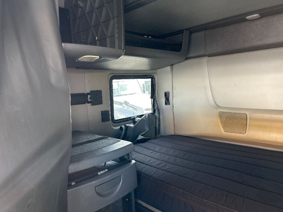 Sleeper Tractor-Heavy Duty Tractors-International-2020-LT625-Medley-FL-569,813\n\t\tmiles-$ 39,250 - Image 18