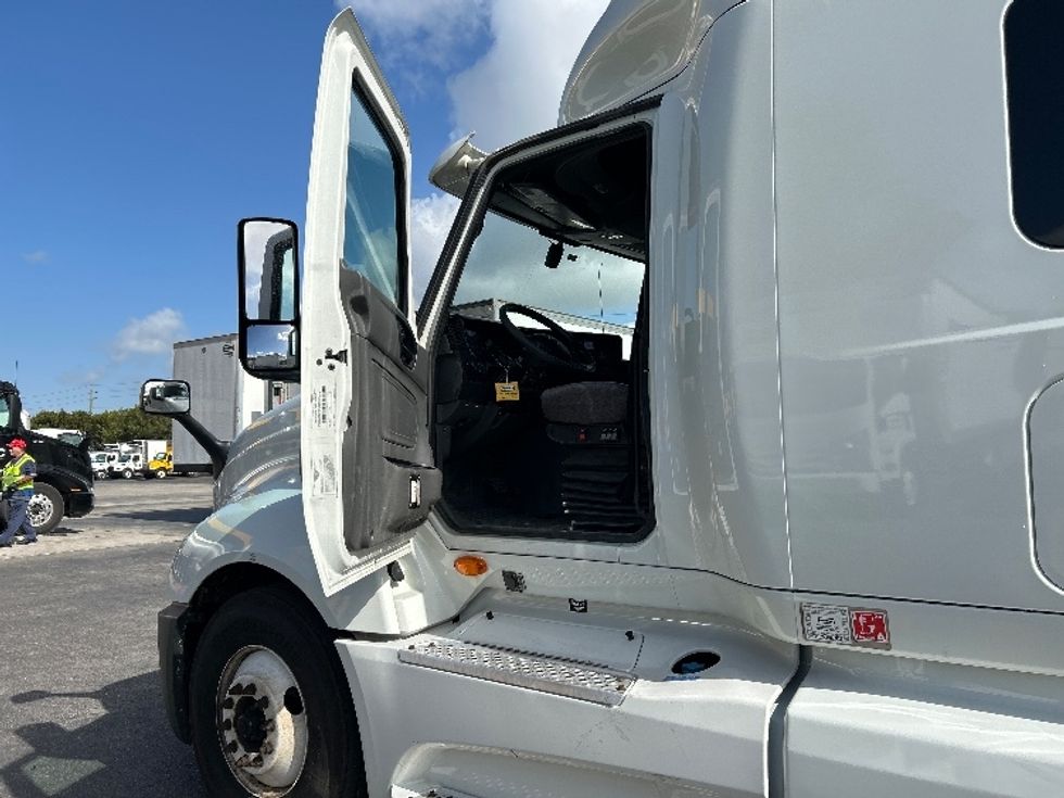 Sleeper Tractor-Heavy Duty Tractors-International-2020-LT625-Medley-FL-569,813\n\t\tmiles-$ 39,250 - Image 9
