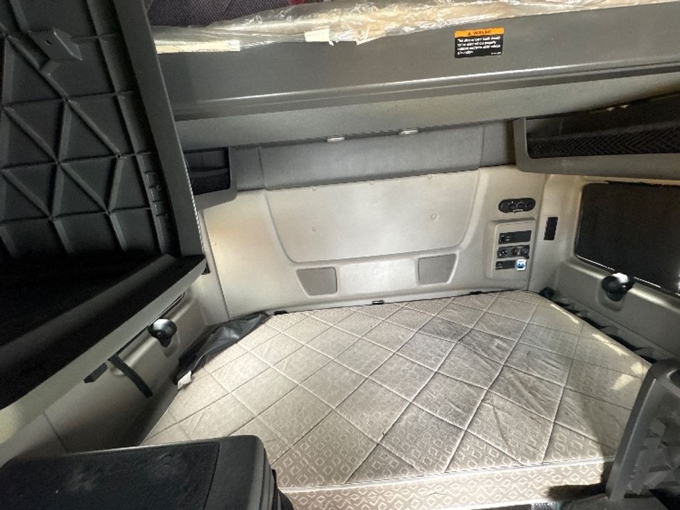 Sleeper Tractor-Heavy Duty Tractors-International-2020-LT625-Montgomery-NY-430,813\n\t\tmiles-$ 44,250 - Image 15