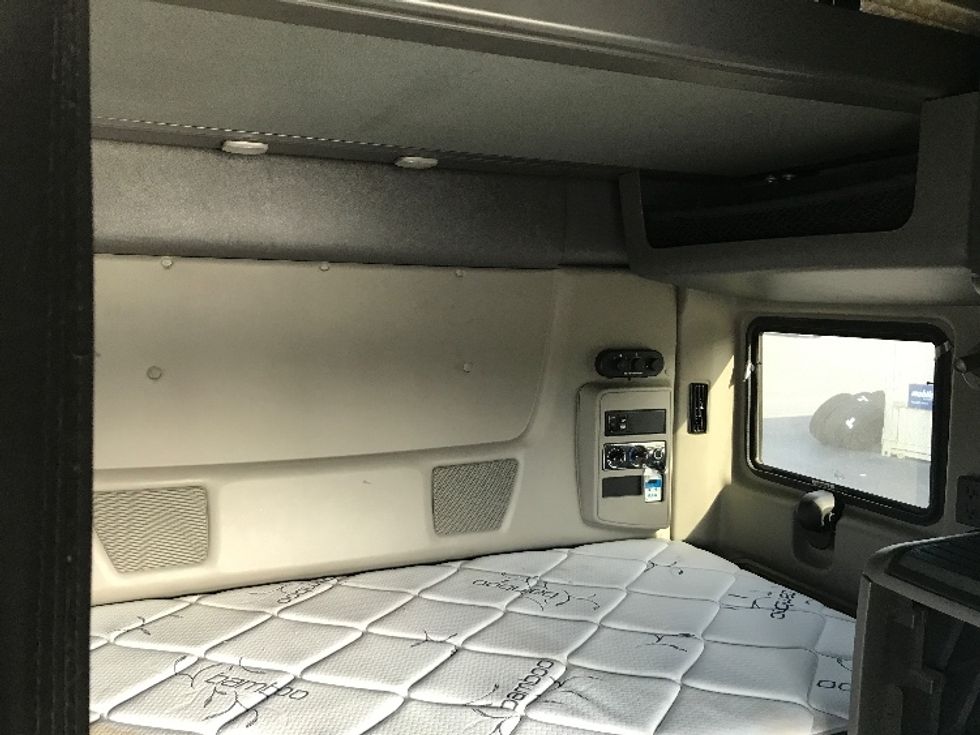 Sleeper Tractor-Heavy Duty Tractors-International-2020-LT625-Mount Hope-OH-471,243\n\t\tmiles-$ 46,500 - Image 16