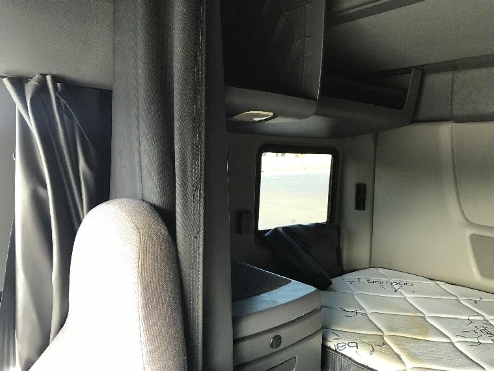 Sleeper Tractor-Heavy Duty Tractors-International-2020-LT625-Mount Hope-OH-471,243\n\t\tmiles-$ 46,500 - Image 19