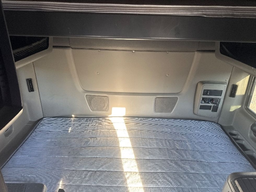 Sleeper Tractor-Heavy Duty Tractors-International-2020-LT625-Newark-OH-549,868\n\t\tmiles-$ 39,000 - Image 16