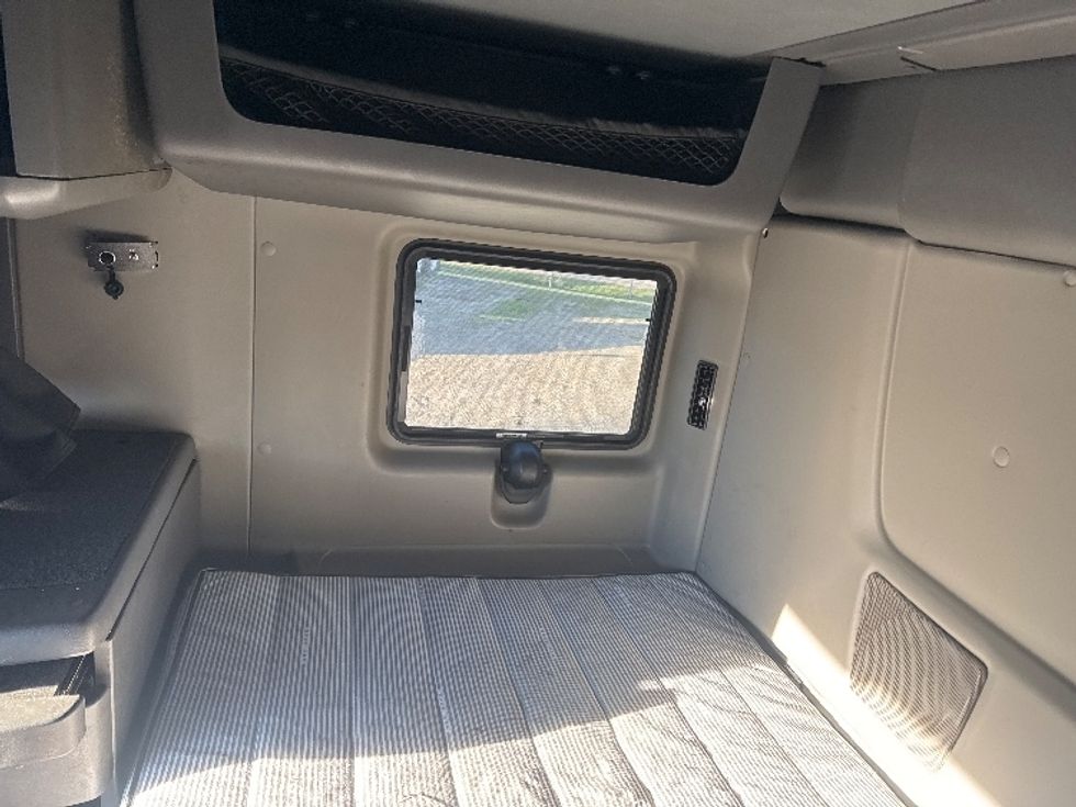 Sleeper Tractor-Heavy Duty Tractors-International-2020-LT625-Newark-OH-549,868\n\t\tmiles-$ 39,000 - Image 19